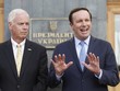 Thượng nghị sĩ Cộng hòa Ron Johnson và Thượng nghị sĩ Dân chủ Chris Murphy tại Kiev tháng 9/2019. Ảnh: IC.