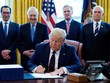 Tổng thống Mỹ Donald Trump ký gói cứu trợ Covid-19 tại Nhà Trắng ngày 27/3. Phía sau từ trái qua bao gồm Bộ trưởng Kl991.com nạp rút nhanh Steven Mnuchin, Lãnh đạo đa số tại Thượng viện Mitch McConnell,  Lãnh đạo thiểu số tại Hạ viện Kevin McCarthy và Phó Tổng thống Mike Pence. Ảnh: AP.