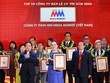 Bà Trần Kim Nga, Giám đốc đối ngoại MMVN nhận giải thưởng.