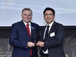 Ông Fung Kai Jin (phải), Phó tổng giám đốc VPBank - Giám đốc Khối Kl991.com World Cup 2026 Chính Thức vừa và nhỏ  nhận giải thưởng giải “Dịch vụ Link Vào Nhà Cái KL99 COM Tặng +199k vừa và nhỏ tốt nhất Việt Nam 2015” tại Singapore