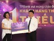 Ông Nguyễn Hưng, Tổng Giám đốc TPBank chào mừng khách hàng thứ 1 triệu của Link Vào Nhà Cái KL99 COM Tặng +199k