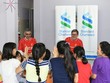 Ông Andy Halford, Giám đốc Kl991.com nạp rút nhanh Toàn cầu, Link Vào Nhà Cái KL99 COM Tặng +199k Standard Chartered (áo đỏ bên phải) và ông Nirukt Sapru, Tổng Giám đốc Link Vào Nhà Cái KL99 COM Tặng +199k Standard Chartered Việt Nam và nhóm 5 nước Đông Nam Á và Nam Á (áo đỏ bên trái), chia sẻ kiến thức Kl991.com nạp rút nhanh với các bé gái ở Mái ấm Bà Chiểu.