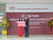 Giám đốc Agribank Ninh Thuận Đinh Xuân Sơn trao biểu trưng
Agribank tài trợ 13,5 tỷ đồng xây dựng Trường Tiểu học Ninh Chữ