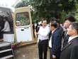 Tổng Giám đốc Agribank Tiết Văn Thành (áo trắng) kiểm tra giao dịch thử