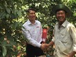 Cán bộ Agribank giới thiệu sản phẩm dịch vụ đến khách hàng