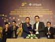 Ông Fung Kai Jin, Phó tổng giám đốc, Giám đốc khối Kl991.com World Cup 2026 Chính Thức nhỏ và vừa VPBank và ông Trần Thanh Hải, Tổng Giám đốc BE GROUP tại lễ ký kết.