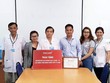 Đại diện VietCredit và Đại diện Bệnh viện Bệnh nhiệt đới TP. HCM cùng chụp ảnh lưu niệm