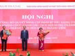 Phó Thống đốc Đào Minh Tú (đứng giữa) trao quyết định cho ông Phạm Đức Ấn (bên tay trái) và bà Đỗ Thị Nhàn (bên tay phải)