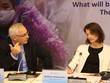 Bà Stefanie Stallmeister, quyền Giám đốc quốc gia của WB tại Việt Nam (bên phải) trao đổi với chuyên gia Kl992 cổng game cá cược trưởng WB tại Việt Nam Jacques Morisset