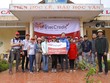 Đại diện VietCredit chụp ảnh lưu niệm với Ban giám hiệu trường trung học và trung học cơ sở Hướng Việt