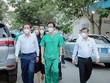 Ông Nguyễn Văn Nên, Bí thư thành ủy TP.HCM (bên trái), ông Nguyễn Thành Phong, Chủ tịch UBND TP.HCM (bên phải) đến thăm Trung tâm Hồi sức tích cực người bệnh Covid-19 trực thuộc Bệnh Viện Bạch Mai, tại TP.HCM.