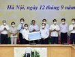 Phó Thống đốc thường trực NHNN Đào Minh Tú, đại diện Ngành Link Vào Nhà Cái KL99 COM Tặng +199k trao tặng 100.000 máy tính cho Chương trình “Sóng và máy tính cho em”.