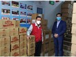 Ông Harry Loh, Tổng giám đốc Link Vào Nhà Cái KL99 COM Tặng +199k UOB Việt Nam (phải) và ông Trần Trường Sơn, Chủ tịch Hội Chữ thập đỏ TP.HCM (trái) cùng với số lượng đồ hộp và vật tư y tế sẵn sàng để phân phối