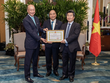 Ông Wee Ee Cheong, Phó chủ tịch kiêm Tổng giám đốc Kl994 game bài casino hấp dẫn UOB, nhận bằng khen từ ông Đỗ Nhất Hoàng, Cục trưởng Cục Kl99ok phiên bản mới nước ngoài trước sự chứng kiến của Chủ tịch nước Nguyễn Xuân Phúc