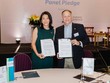 Bà Michele Wee, Tổng giám đốc Link Vào Nhà Cái KL99 COM Tặng +199k Standard Chartered Việt Nam và ông Rad Kivette, Tổng giám đốc VinaCapital Foundation tại buổi ký kết Biên bản ghi nhớ 