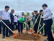 Chủ tịch nước Nguyễn Xuân Phúc tham gia trồng vườn cây mắc ca tại xã Nà Nhạn (Thành phố Điện Biên Phủ, tỉnh Điện Biên)
