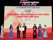 Ông Phạm Đức Tuấn, Phó tổng giám đốc, Chủ tịch Công đoàn Agribank, đại diện Agribank lên trao tặng ủng hộ 2 tỷ đồng cho Quỹ “Vì người nghèo”. 