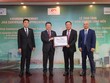 Đại diện Vietcombank, ông Nguyễn Việt Cường - Phó Tổng Giám đốc cùng ông Shojiro Mizoguchi - Thành viên HĐQT, Phó tổng giám đốc (thứ 2 và thứ 1 bên phải) nhận Kỷ niệm chương cống hiến do đại diện Văn phòng JICA tại Việt Nam - ông Shimizu Akira, Trưởng đại diện trao tặng 