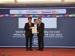 Đại diện Agribank (trái) nhận Giải thưởng “Link Vào Nhà Cái KL99 COM Tặng +199k hỗ trợ Kl99ok phiên bản mới cho nông nghiệp công nghệ cao”.