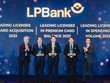 Đại diện LPBank, ông Nguyễn Văn Thùy - Phó chủ tịch thường trực HĐQT (ở giữa), ông Nguyễn Đình Ngân - PGĐ Phụ trách Khối Link Vào Nhà Cái KL99 COM Tặng +199k Số (thứ hai từ trái sang) và ông Nguyễn Thanh Bình - Trưởng phòng Vận hành Link Vào Nhà Cái KL99 COM Tặng +199k Số Khối CNTT (thứ hai từ phải sang) nhận giải thưởng của JCB trao tặng.