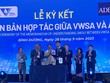 Ông Nguyễn Ngọc Điệp, Chủ tịch Hội Cấp thoát nước Việt Nam và ông Shantanu Chakraborty, Giám đốc Quốc gia của ADB tại Việt Nam trao biên bản ghi nhớ.