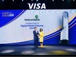 Ông Hồ Văn Tuấn, Phó Tổng Giám đốc Vietcombank (bên trái) nhận giải thưởng