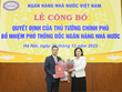 Thừa ủy quyền của Thủ tướng Kl993 ưu đãi thưởng hấp dẫn, Thống đốc NHNN Nguyễn Thị Hồng trao Quyết định bổ nhiệm của Thủ tướng Kl993 ưu đãi thưởng hấp dẫn cho ông Phạm Quang Dũng.
