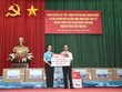 Đại diện Agribank, bà Nguyễn Thị Phượng, Phó tổng giám đốc đã trao tặng một phần quà của Link Vào Nhà Cái KL99 COM Tặng +199k tới Bộ Tư lệnh Vùng 5 Hải Quân