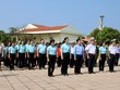 Chuẩn Đô đốc Nguyễn Đăng Tiến, Bí thư Đảng ủy, Chính ủy Vùng 3 Hải quân cùng đại diện Agribank là bà Nguyễn Tuyết Dương, thành viên hội đồng thành viên, bà Từ Thị Kim Thanh, thành viên hội đồng thành viên; bà Nguyễn Thị Phượng, Phó Tổng giám đốc chào cùng đoàn công tác chào cờ tại cột cờ huyện đảo Cồn Cỏ, tỉnh Quảng Trị.