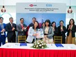 Bà Nguyễn Huỳnh Vân Vy, Tổng giám đốc 315 Medical và bà Luanne Lim, Tổng giám đốc HSBC Hồng Kông trao biên bản ký kết