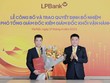 Ông Nguyễn Đức Thụy – Chủ tịch HĐQT LPBank (phải) trao quyết định bổ nhiệm cho ông Nguyễn Hoàng Hải (trái)