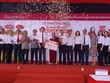 Các đại biểu chụp ảnh lưu niệm cùng khách hàng trúng giải Đặc biệt 