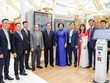 Thống đốc NHNN Nguyễn Thị Hồng và các đại biểu tham quan Gian hàng triển lãm của Agribank