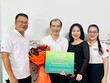 Đại diện Cấp ủy - Ban giám đốc, BCH Công đoàn, BCH Đoàn Thanh niên tặng hoa và khen thưởng tinh thần trách nhiệm của anh Nguyễn Đức Tín.