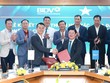 Ông Nguyễn Phúc Long (Chủ tịch Câu lạc bộ Sao Vàng đất Việt) và ông Đoàn Việt Nam (Phó Tổng Giám đốc BIDV) đại diện hai đơn vị ký kết thỏa thuận hợp tác