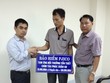 Ông Hoàng Thanh Tùng – PTP. BH Tàu thủy Tổng công ty trao tiền tạm ứng bồi thường cho các trường hợp thuyền viên mất tích