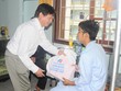 Ông Nguyễn Thịnh, Chủ tịch Công đoàn PJICO trao quà cho người lao động không may bị nạn