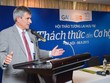 Ông Richard Jackson, Chủ tịch Viện Lão hoá Toàn cầu trình bày về kết quả Khảo sát về hưu trí tại khu vực Đông Á