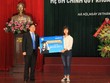 Ông Đào Đình Thi trao học bổng "Bảo Việt - Niềm tin thắp sáng tương lai" cho đại diện các em sinh viên trường HVTC