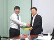 Ông Đỗ Quang Hiển, Chủ tịch HĐQT BSH trao quyết định bổ nhiệm cho ông Lưu Thanh Tâm 