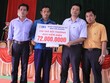 Ông Đỗ Văn Hải – Phó tổng giám đốc BSH trao bồi thường cho anh Nguyễn Bá Hữu
