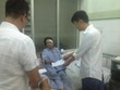 Cán bộ Công ty Kl99kl phiên bản hoạt động Bảo Việt thăm hỏi hành khách bị thương trong vụ tai nạn