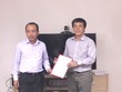 Chủ tịch IAV Phan Kim Bằng (bên trái) trao quyết định bổ nhiệm cho ông Ngô Trung Dũng