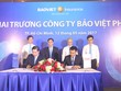 Ông Đoàn Chánh Thái - Giám đốc Công ty Bảo Việt Phú Mỹ và ông Trần Trung Quốc - Phó tổng giám đốc CTCP Vận tải Nhật Việt ký kết hợp tác 