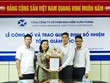 Ông Nguyễn Văn Thùy, Chủ tịch HĐQT , ông Đoàn Nguyên Ngọc, Phó chủ tịch HĐQT và ông Nguyễn Chí Kiên, Trưởng Ban Kiểm soát (ngoài cùng bên phải) chúc mừng Tân Tổng giám đốc 