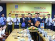 Ông Tô Mạnh Cường, Tổng giám đốc MobiFone (ở giữa, bên trái) và ông giám đốc Tổng công ty Kl99kl phiên bản hoạt động PVI (ở giữa, bên phải) ký kết Thỏa thuận hợp tác