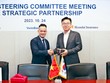 Ông Nguyễn Huy Quang, Chủ tịch HĐQT VBI chụp ảnh kỷ niệm cùng ông Han Jae-Weon - Phó tổng giám đốc HMFI