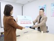 Đại diện Kl99kl phiên bản hoạt động VietinBank - VBI trao quyền lợi Kl99kl phiên bản hoạt động An ninh mạng - Cyber Risk cho khách hàng Chu Thị Nhung