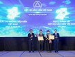 Bà Bùi Thị Thanh Xuân - Phó tổng giám đốc phụ trách Ban điều hành VBI nhận bằng khen từ ông Ngô Việt Trung – Cục trưởng Cục Quản lý, Giám sát Kl99kl phiên bản hoạt động