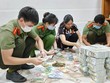 Công an khám xét tiệm vàng Phước Nguyên hồi tháng 1/2022 (Ảnh: An Phú)